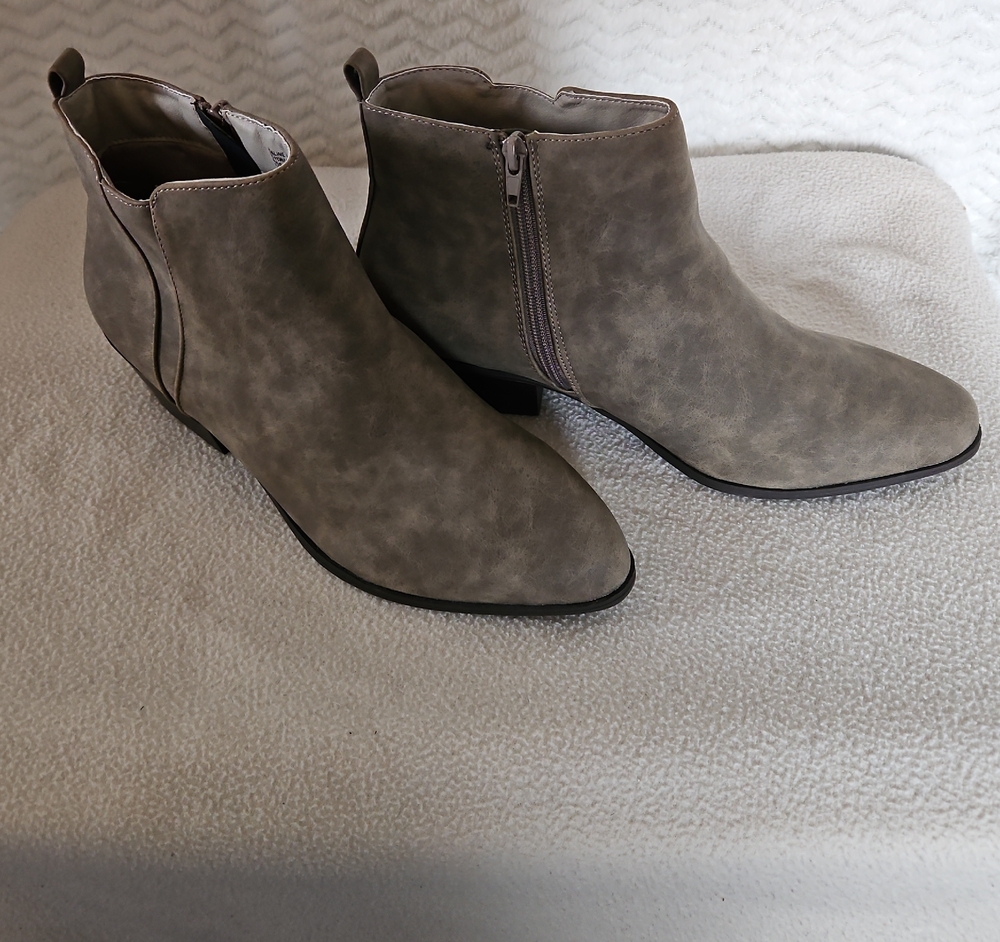 Just Fabulous Women's Taupe Ankle Boots 11W.